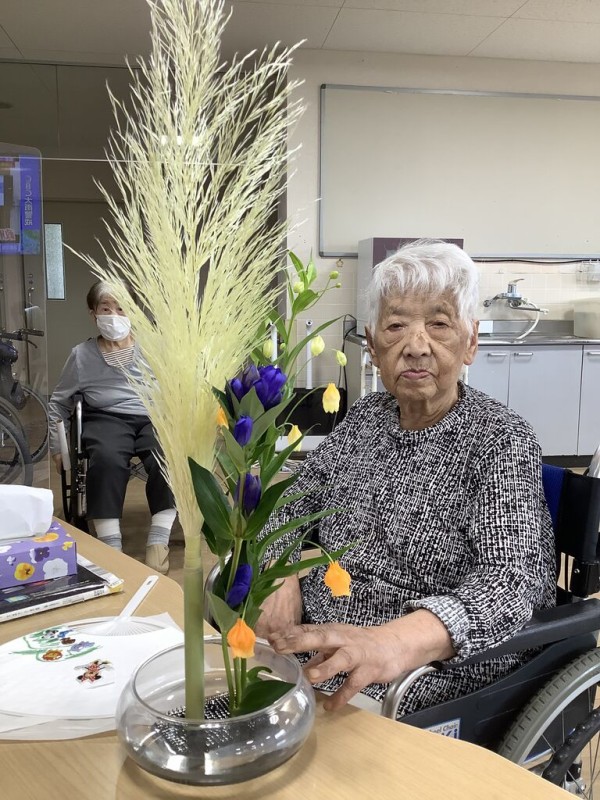 季節の生け花とビールで暑気払い 介護老人保健施設ロマン ブログ