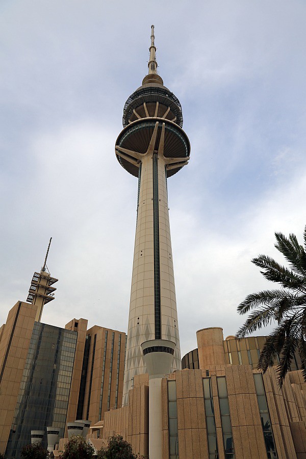 極上塔　高さ約33㎝/168g 東Y7-0822① クウェートの高さ372mの解放タワー : 超高層マンション・超高層ビル