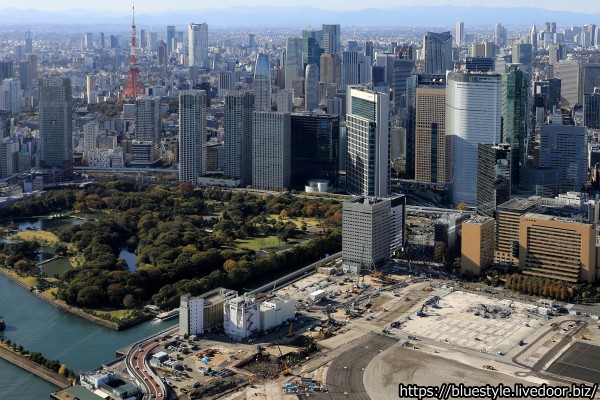 本社移転や売却報道が続く汐留の超高層ビル群と秋葉原で建設中の