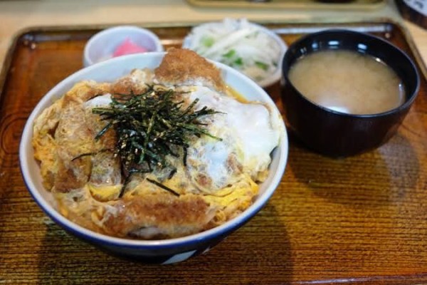 なぜカツ丼の上には三つ葉が聖域なのに続々と挑戦者が現れてしまうのか ってなんじぇですかー