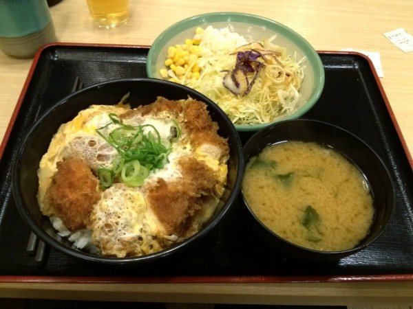 なぜカツ丼の上には三つ葉が聖域なのに続々と挑戦者が現れてしまうのか ってなんじぇですかー