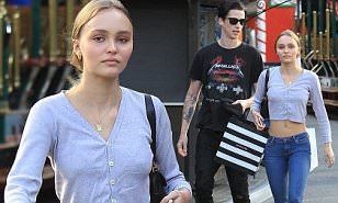 お腹がぺったんこ リリー ローズ デップが恋人のアッシュ スタイメストとショッピングモールにお出かけ Lily Rose Depp And Ash Stymest At Shopping Mall マリポサのセレブリティー Gossip お腹がぺったんこ リリー ローズ デップが恋人のアッシュ スタイメストとショッピングモールにお出かけ Lily Rose Depp And Ash Stymest At Shopping Mall マリポサのセレブリティー Gossip