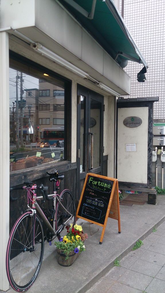 甲斐小麦のパンが並ぶFortuna＠松陰神社前 : 自転車で行こう！美味しい 