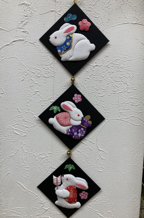 押し絵、タペストリー、「干支に乗る大黒様」 押絵 干支 午 2026 三連タペストリー - メルカリ