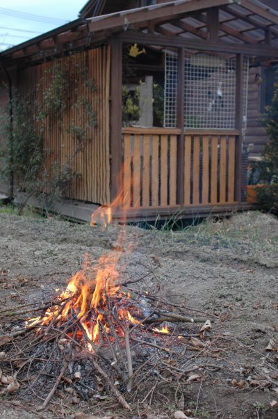早春の庭でたき火や薪づくり 山里の暮らし