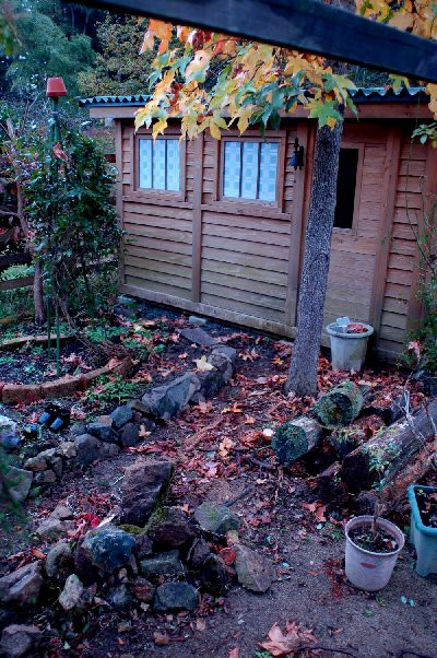 薪小屋前花壇の石垣積み 山里の暮らし