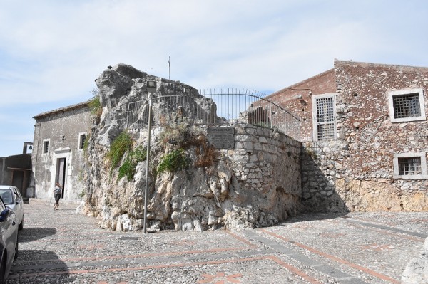 守屋 多々志、乾いた町（シチリア島カニカッティ）、希少な額装用画集より itoto＞ハンカチ にゃん玉 | 商品詳細 | 高島屋オンラインストア