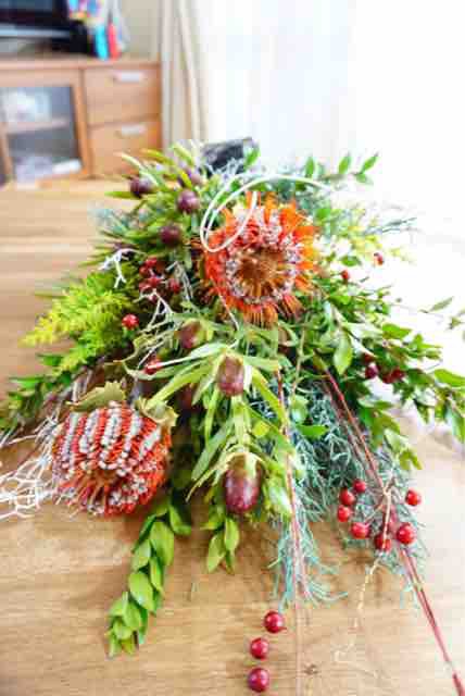 生のクリスマスリース ドアスワッグレッスン始まりました 大阪市天王寺区にある花の教室 ヘリクリサム