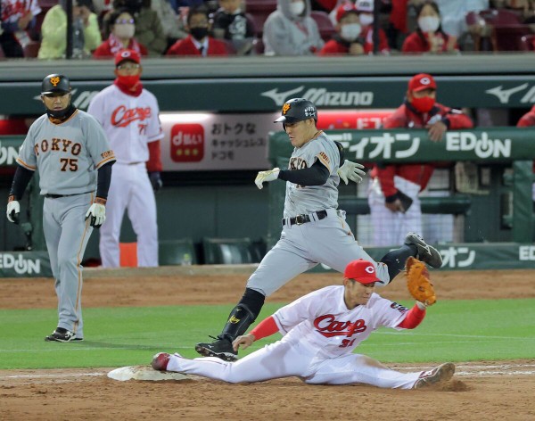 カープ 坂倉 捕手 の急造ファースト守備力 大盛のダイビングキャッチ で巨人打線を完封 広島東洋カープまとめブログ かーぷぶーん
