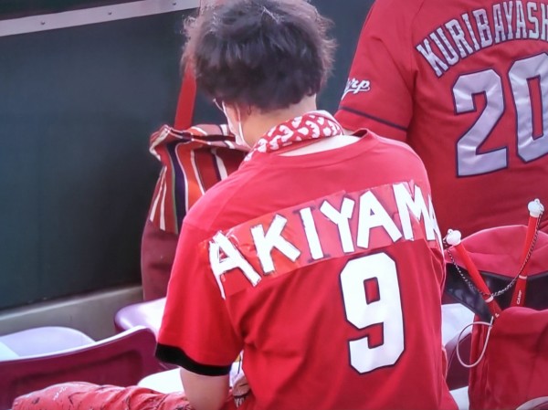 カープファン、丸の背番号9を秋山ユニに魔改造！新井シーボル琢朗ユニ