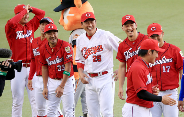 新井貴浩 緒方監督 オールスターでユニフォームを間違える 菊池涼介のイタズラ 新井さんの確信犯 説もwwwww 広島東洋カープまとめブログ かーぷぶーん