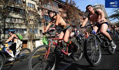 話題 世界各国に 裸のサイクリング集団 が出没 環境保護を訴えて市街地を疾走 付録部 Blog Bu
