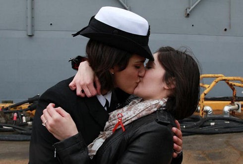 話題 同性愛の女性カップル 米海軍伝統の ファーストキス に初めて選出される 動画あり 付録部 Blog Bu 話題 同性愛の女性カップル 米海軍伝統の ファーストキス に初めて選出される 動画あり 付録部 Blog Bu
