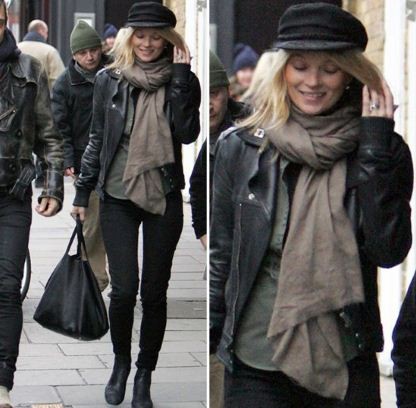 ケイト モス私服画像 全身黒コーデでケイト モスファッション 海外セレブ私服 ストリート画像チェック