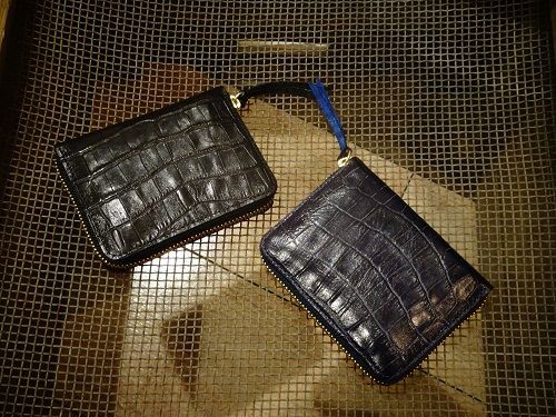 LIMITED“ ENBOSS LEATHER MID ROUND ZIP WALLET : CHARCOAL