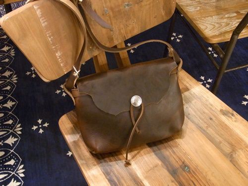 バッグ FERNAND LEATHER HORIZONTAL LATCH POUCH M FERNAND LEATHER】フェルナンドレザー ショルダーバッグ