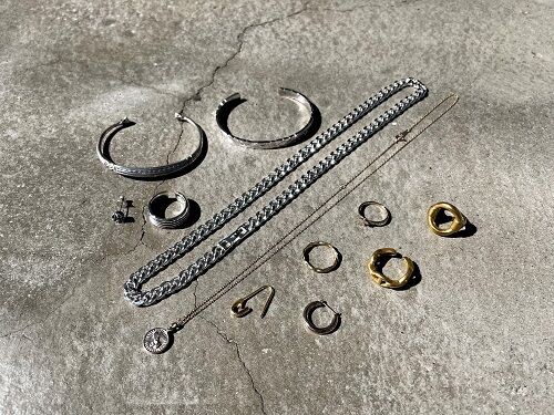 シルバーアクセサリーとゴールドアクセサリー : CHARCOAL*GREEN