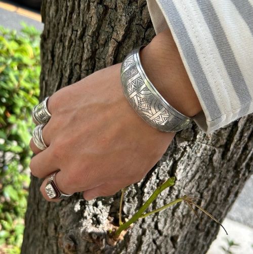 SILVER ONE OFF BRACELET 20mm の販売【CHARCOAL*GREEN】公式