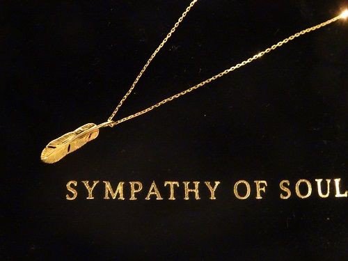 SYMPATHY OF SOUL・Small Feather Charm : CHARCOAL*GREEN BLOG NEWS