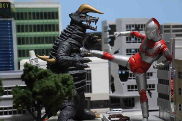 フィギュア用巨大特撮セットで遊ぼう(市街地編) : ROAD OF HOBBY