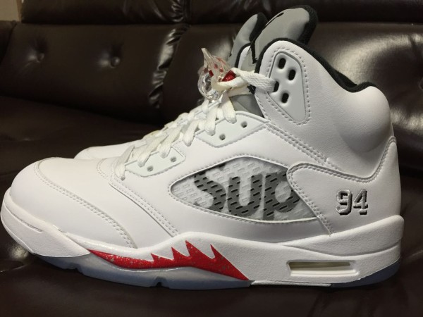 Nike Air Jordan 5 Retro Supreme : poseurs