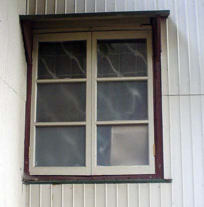 窓5 観音開きの窓 コモハウスのスタッフ ブログ 風のふるさとを探して