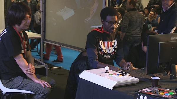 Sakoさんの10ボタンアケコンが海外で話題 外人 Sakoのアケコンはボタンが10個あるぞ いや 最大で12個までいけそうだ こんなアケコン見たことない チゲ速