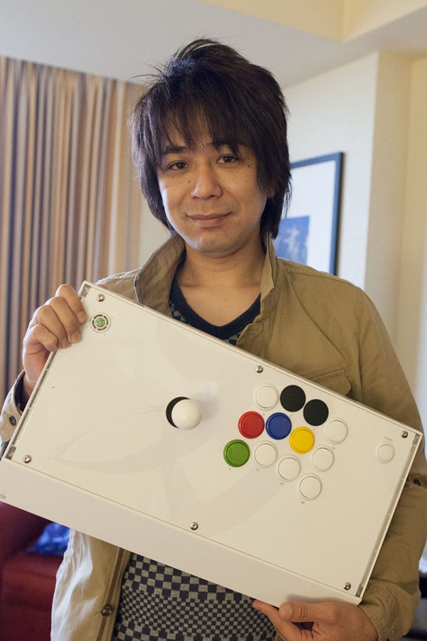 Sakoさんの10ボタンアケコンが海外で話題 外人 Sakoのアケコンはボタンが10個あるぞ いや 最大で12個までいけそうだ こんなアケコン見たことない チゲ速