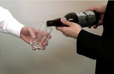 上司が感心するビールの注ぎ方を女将が教えます この時がチャンスです 和食を楽しむ老舗料亭ちかげ女将の細腕繁盛記