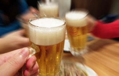 忘年会のマナー ビールの美しい注ぎ方とは 和食を楽しむ老舗料亭ちかげ女将の細腕繁盛記