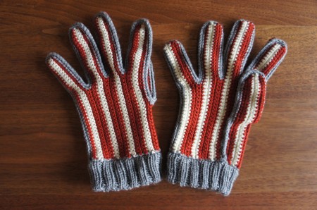 164 1 12年末のシマシマかぎ編み手袋 赤 ふわっと