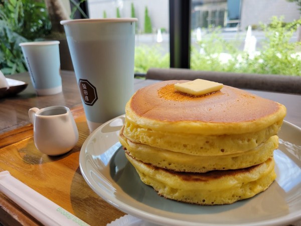 猿田彦珈琲 調布焙煎ホールでホットケーキを山積みにしてきた！ : ちょうふ通信