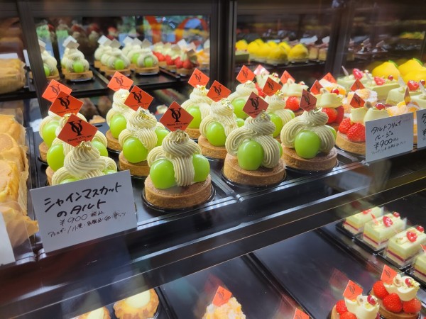 宝石のように輝くケーキ