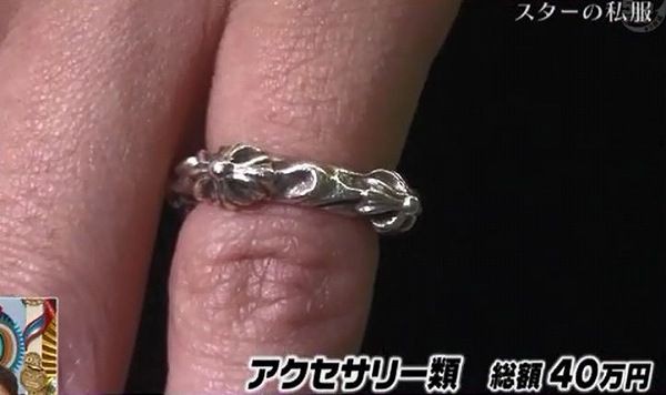 先日結婚された秋元梢 モデル さんのクロムハーツコーデ 安全ピンを意外なところで使ってます クロムハーツ 本物を安心して購入しよう