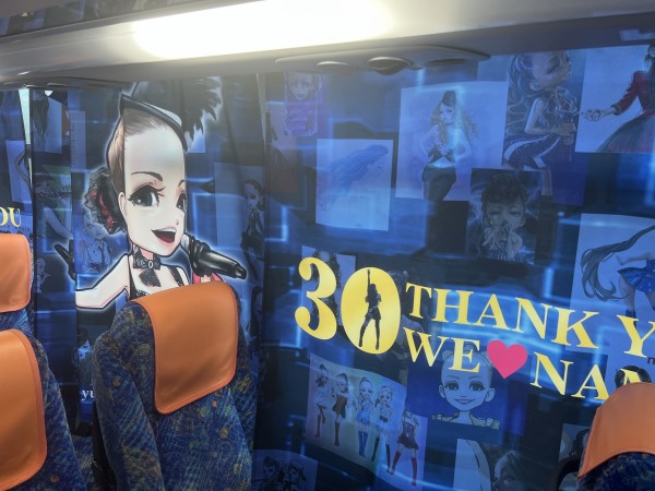 北谷町】安室奈美恵さんのデザインのラッピングバス『AMUROバス』に