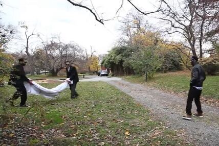 海外ドッキリ 公園を歩いていたら死体を運ぶ2人組の男に遭遇 そんなときの反応 クリパラ