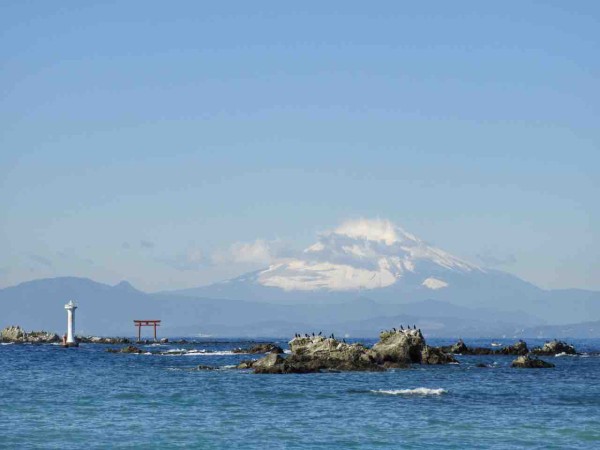 葉山森戸神社前からの富士山曼荼羅図、裕次郎灯台湘南の海 葉山灯台（裕次郎灯台）| 名島の赤い鳥居とのセットは葉山の海の