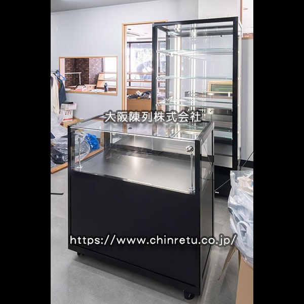 ブランド品／高級品展示販売用としてのアルミ枠ガラスショーケース 