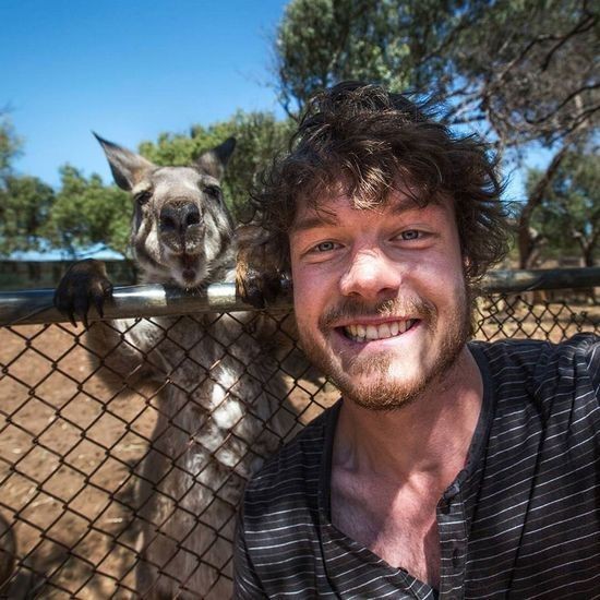 特技は動物との自撮り 男性と動物のベストショットｗｗｗｗｗ World Of Zoo