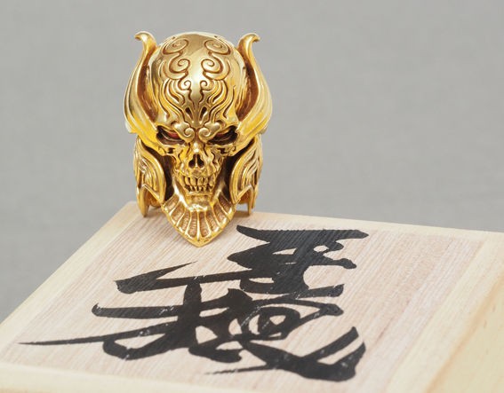 魔導輪ザルバGOLD ver.～10周年記念ロゴ入り」は雨宮慶太総監督の直筆 