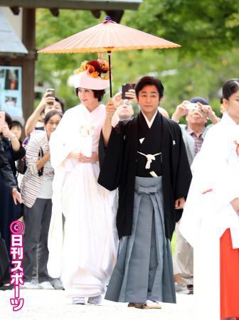祝 片岡愛之助 藤原紀香 世界遺産の神社で挙式 愛之助がさした朱色の傘に白無垢の紀香が入り相合い傘 気になる芸能まとめ 祝 片岡愛之助 藤原紀香 世界遺産の神社で挙式 愛之助がさした朱色の傘に白無垢の紀香が入り相合い傘 気になる芸能まとめ