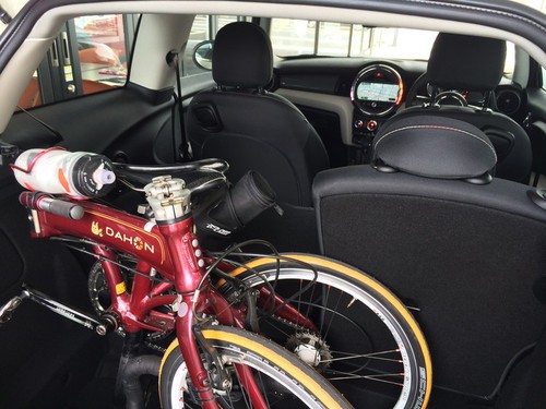 BWMの MINI にミニベロは積めるのか？実際にディーラーで確認させて