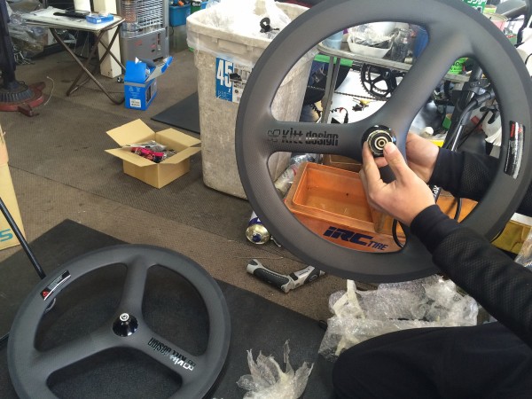 kitt design のカーボンバトンホイール、「Carbon Tri-Spoke