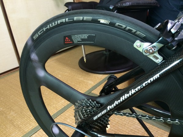 kitt design Tri-Spoke wheel のカーボンバトンホイールを購入し