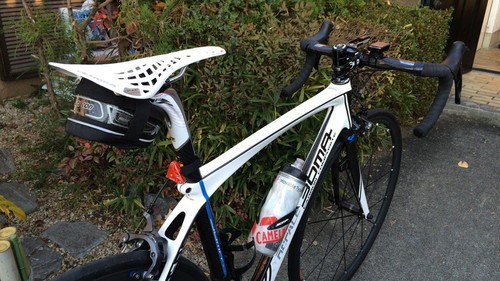 ロードバイクのサドルを、セライタリアの「SLR FLOW Ti316」から