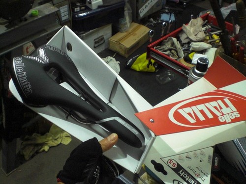 ロードバイクのサドルを、セライタリアの「SLR FLOW Ti316」から