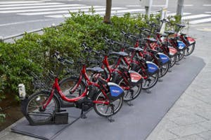 大阪府堺市西区の市道で大型トラックが自転車