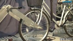 後輪をロックすると 前輪も自動でロックされるタイプの自転車で 走行時に誤作動で転倒する事故が起き リコールの対象