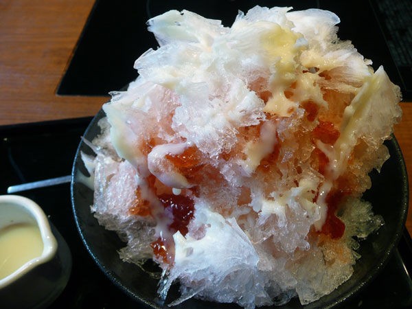 松月氷室の天然氷使用 濃厚な苺シロップがとろ りたっぷりなかき氷 家族レストラン 坂東太郎 古河市 Soba De Sova