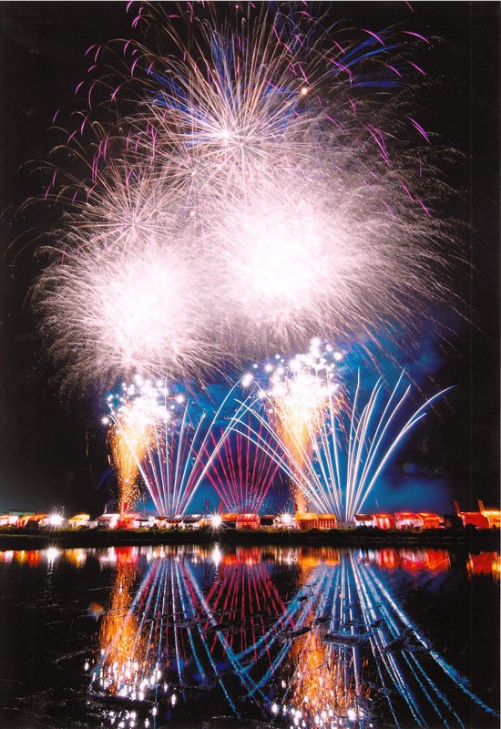 田んぼの映り込みが美しい くずうの花火大会は5月12日 佐野市葛生 Soba De Sova